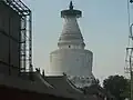 妙応寺（英語版）白塔　至元16年（1279年）創建　全高50m　中国本土に建設された最初のラマ塔。ネパール王族の出身であるアルニカの指導の元で建立が行われた。