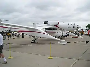 スペースシップワンを搭載したホワイトナイト