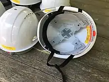白い保護帽(White hard hats)