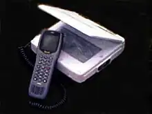 衛星携帯電話ワイドスターデュオ（2001年）。衛星モデムによりFAXやデータ通信が可能