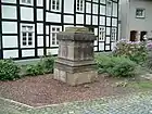 教会広場のヴィドゥキント記念碑の台座