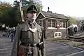 襟の色が服と同色のM40野戦服。首に掛けたゴルゲットは憲兵勤務に就いていることを示す（2016年ノース・ヨークシャー・ムーアズ鉄道（英語版）戦争ウィークエンド）