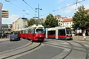 超低床電車のB形（右）と並ぶE1形（左）（2016年撮影）