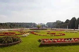 庭園から見上げる遠景のグロリエッテ(2014年)
