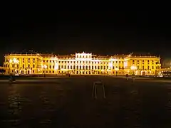 夜のライトアップ。色調の統一がなされる前のヨーゼフ2世時代の変化に富んだ色調に近い印象となっている（画像では色が強めに出ている）。