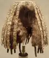 B.C1479-1425頃の女性用のかつら。金・地塗り剤・カーネリアン・ガラス・琥珀でできている。