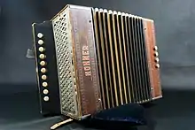1列(ワン・ロー)のダイアトニック・アコーディオン。アイルランドではこのタイプのみを「メロディオン」（melodeon）と呼ぶ。