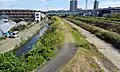 並行する継川（左）と長尾川（右）（静岡市葵区瀬名川2丁目）