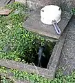 住宅街に自噴する地下水（静岡市葵区瀬名川）