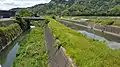 巴川（右）と平行する四方沢川（左）（清水区堀込）