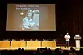 彼へのWikipedian of the Year授与を発表するジミー・ウェールズ