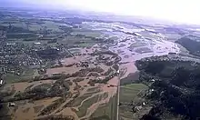 ウィラメットバレーを蛇行する川が茶色に染まり、堤防を越えて両岸に濁流があふれ出している。