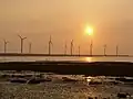 夕陽と風力発電所。