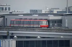北ウイング先端駅に停車中のウイングシャトル