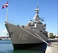 F813 ウィッテ・デ・ウィス（2005年撮影）前部マスト頂点部のレーダーがSMART-S 3次元対空レーダーに換装されている。