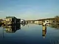 オランダの河川に係留されたハウスボート。