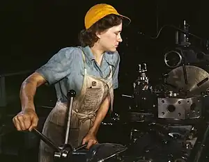 第二次世界大戦の間、工場で労働する女性で女工（じょこう）と呼ばれた（1942年）
