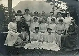離山を背景にして写る婦人宣教師達(1910年代前半)。中列右端にイザベラ・ブラックモーア