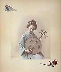 月琴を弾く女性（1886年、アドルフォ・ファルサーリ撮影）