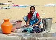 インド、チェンナイで洗濯をする女性(2006年)