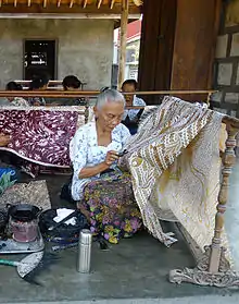 バティックを製作する女性