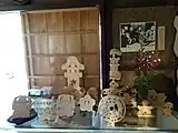木彫りのオブジェクト「桜地区」と金田一耕助をイメージした桜の花を表している。