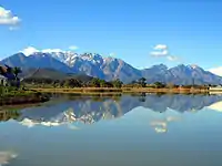 ウスター近郊の湖と山々