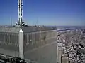 サウスタワーから見たノースタワー屋上