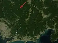 噴火1年前(左)および噴火翌日(右)の衛星画像、NASA Worldviewによる