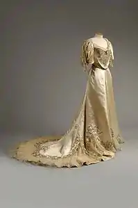 プレゼンテーションドレス。モイ―ズ美術館所蔵。(1900年代前半)