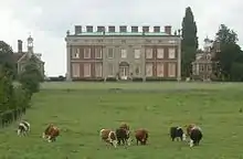 グレンヴィル家が邸宅としていたワットン・ハウス(英語版)。バッキンガムシャー州ワットン・アンダーウッド(英語版)に所在し、イングリッシュ・ヘリテッジの第一級指定建築物に指定されている。