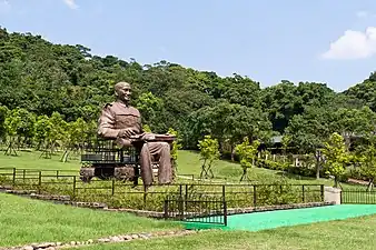 「傷痕・再生」の座像の遠景