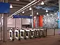 仮設WTC PATH駅と一方通行の改札ゲート（2005年）