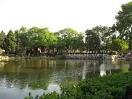 入口右側の臥竜潭