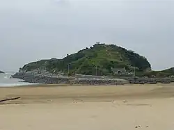 竜頭山と霧城嶴ビーチ