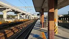 ホーム(奥に捷運駅が見える)