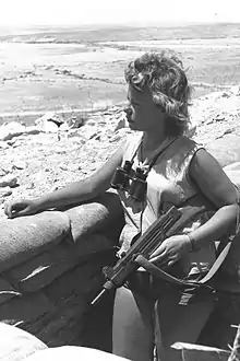 ネゲヴにて、木製ストック付きの初期型UZIを手に警備を行うイスラエル人女性（1956年7月1日）