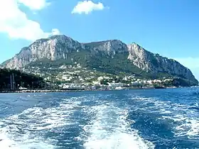 海から見たカプリ島