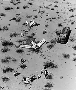 エドワーズ空軍基地近くの砂漠の墜落現場。