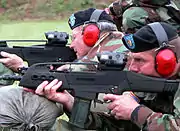 XM8 コンパクト・カービン(銃床あり)のテスト射撃をする米軍参謀総長(奥)ら