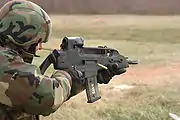 XM8 コンパクト・カービン(銃床なし)を射撃する米軍兵士