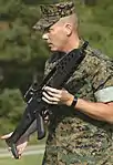 XM8 ベースライン・カービンの説明をするアメリカ海兵隊員(2005年8月)