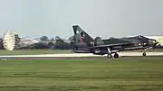 ドラッグシュートを展開して着陸する、第11飛行隊のライトニング F.3(XP702)。1980年の撮影