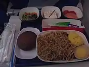厦門航空、厦門発ロサンゼルス行きの1回目のエコノミークラス機内食（2017年12月の撮影）