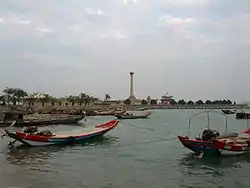 海上から望む鰲園・陳嘉庚墓