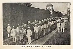 日本統治時代の台湾。1915年の西来庵事件後、台南刑務所から法院に台湾人逮捕者を押送する日本軍。