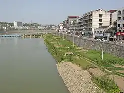 市街地を流れる漵水