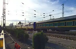 北京の南磨房地区（中国語版）周辺を走行する京哈線の列車（Y510次列車）