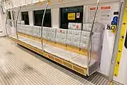 ロングシートと優先席（YC1-1202）