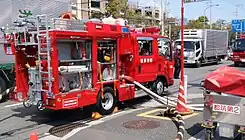 シャッター式の例(開放時)消防ポンプ自動車(CD-I)いすゞ・エルフ(横浜市消防局)